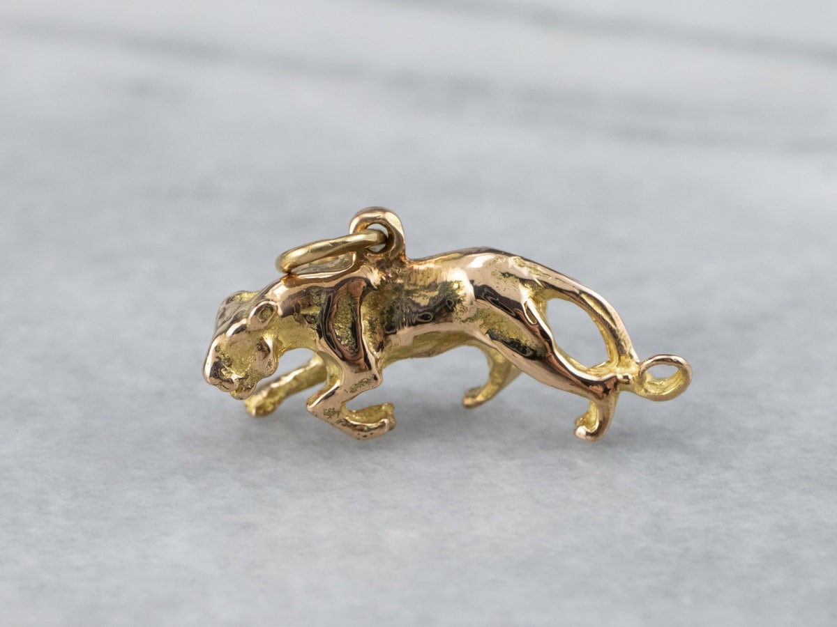 Vintage Gold Stalking Panther Charm, Jaguar Großer Katzen Anhänger, Dschungel Big Cat Layering Anhänger Fu4847Tj von MSJewelers