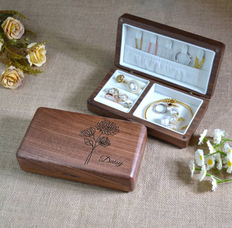 Benutzerdefinierte Geburtsblume Name Massivholz Schmuckschatulle Natürliche Walnussholz Ohrring Armband Halskette Ring Aufbewahrungsbox Benutzerdefinierte Geburtsblume Name Massivholz Schmuckschatulle Natürliche Walnussholz Ohrring Armband Halskette Ring Aufbewahrungsbox von MTLOVEdesign