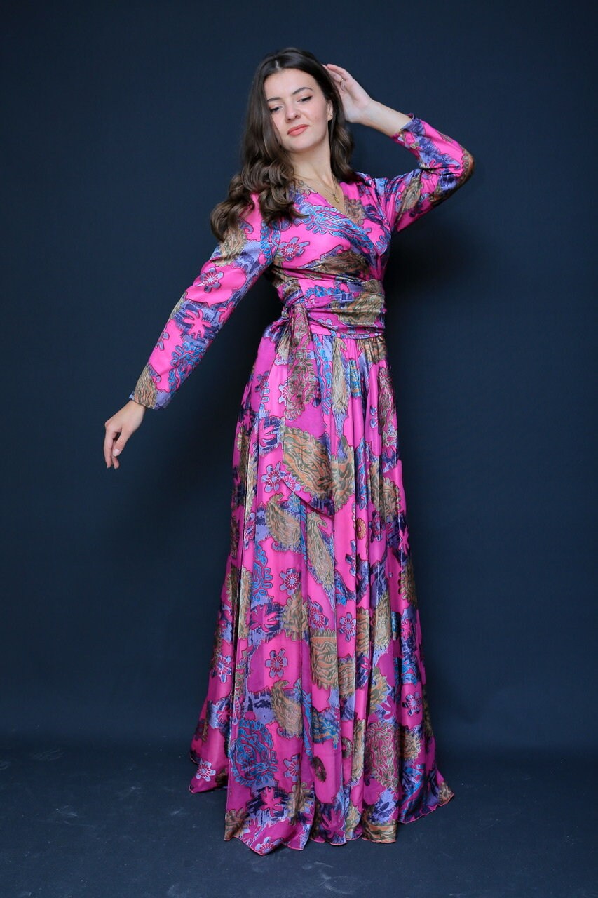 Floral Satin/Langes Wickelkleid, Sommerkleid, Lila Kleid, Braut Bescheidenes Rosa Cocktail Party Floral Satin/Langes Wickelkleid, Sommerkleid, Lila Kleid, Braut Bescheidenes Rosa Cocktail Party von MTMDresses
