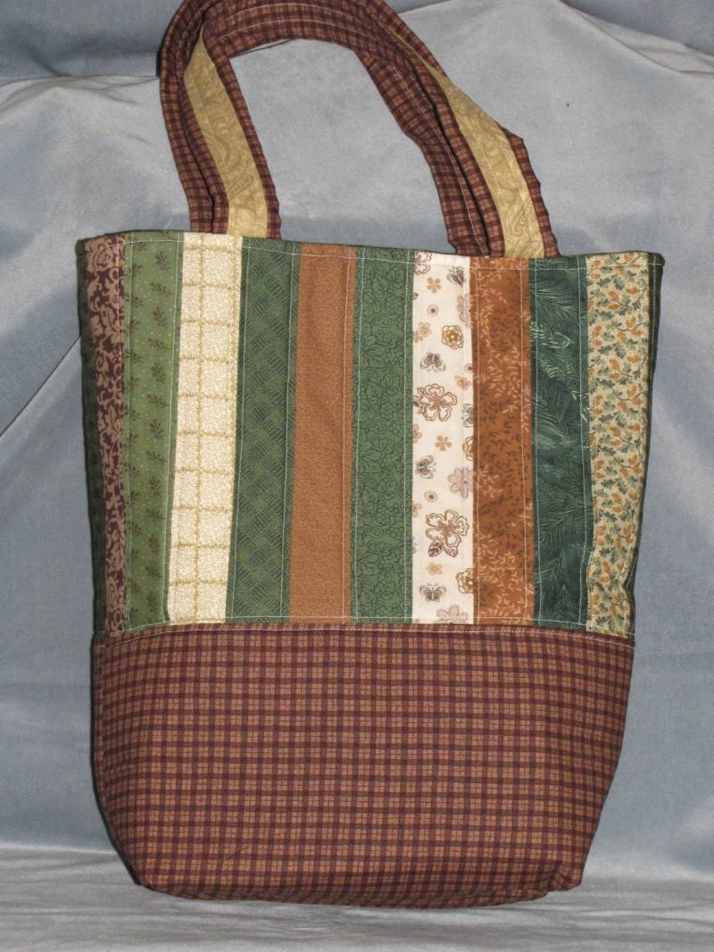 Erdtöne Grün, Braun Und Cremefarbene Tragetasche Erdtöne Grün, Braun Und Cremefarbene Tragetasche von MTQuiltedTreasures