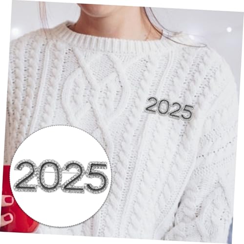 MUCKLILY Strassbesetzte Damen Brosche Jahreszahl Anstecknadel Elegantes Vielseitiges Design für Kleidung Rucksäcke Minimalistische Modeschmuck mit Hochwertiger Verarbeitung und Neujahrs von MUCKLILY