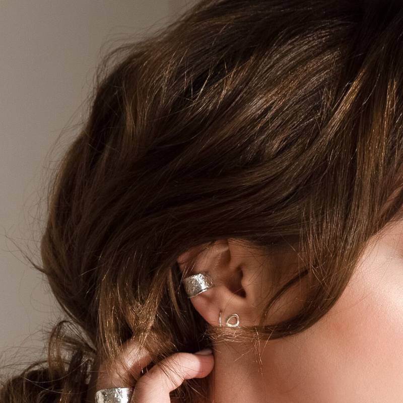 Breiter Conch Cuff - Recycelte Silber Ohrklemme Ear Wrap Geschmolzene Textur Verstellbare Ohrmanschette von MUKAstudio