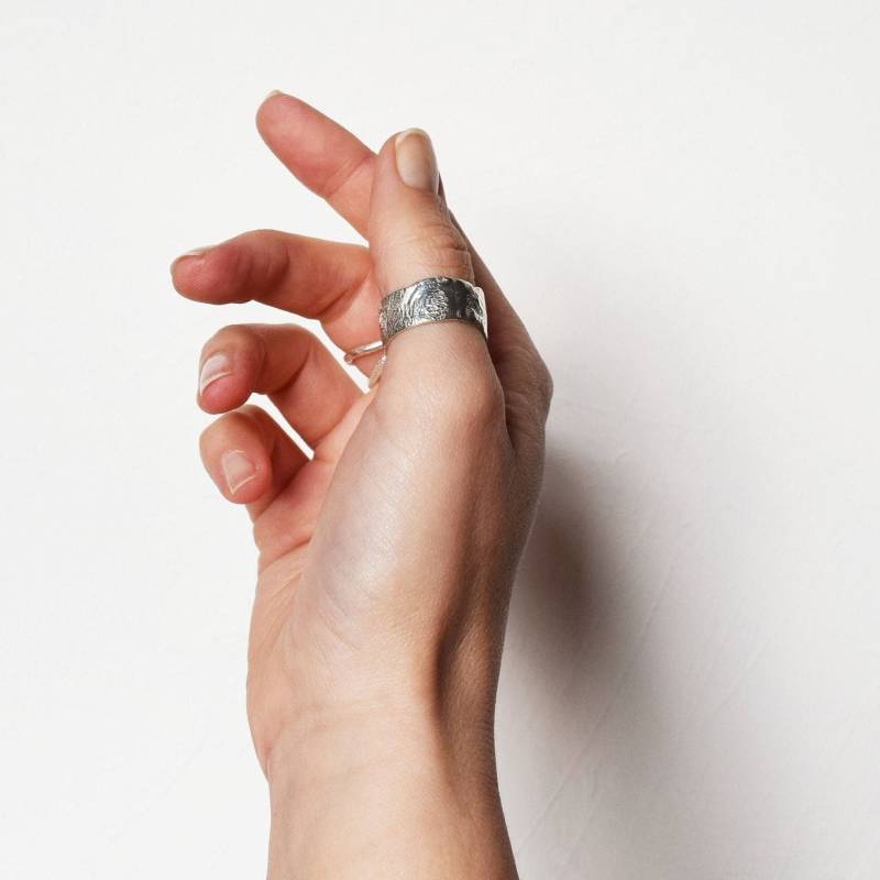 Breiter Geschmolzener Bandring - Recyceltes Silber Geschmolzenes Finish Nachhaltig von MUKAstudio