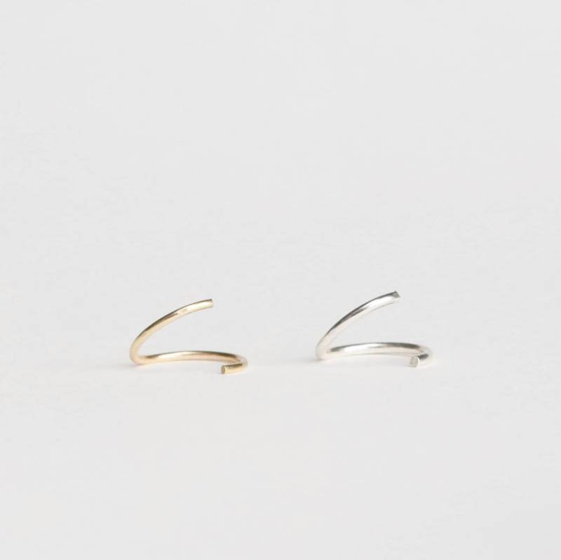 Kleine Kontinuierliche Ohrring - Schläfer Creole Massiv Gold Knorpel Recycelt Silber Und von MUKAstudio