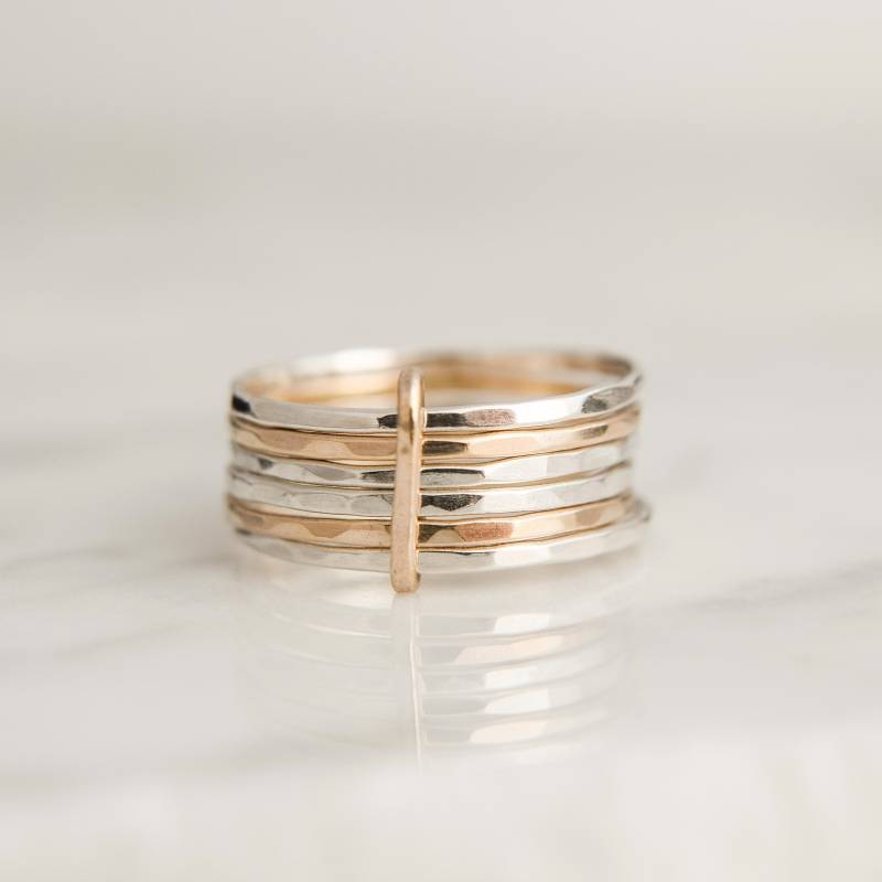 Schmaler Stapelring Aus Gold Und Silber - Massivgold Gehämmerter Ring Gehämmertes Finish von MUKAstudio
