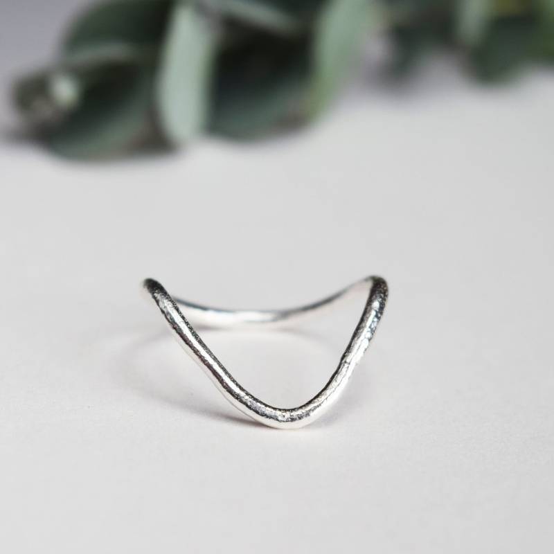 Silke Tiefes V Ring - Recyceltes Silber Geschmolzenes Finish Chevron Nachhaltig von MUKAstudio