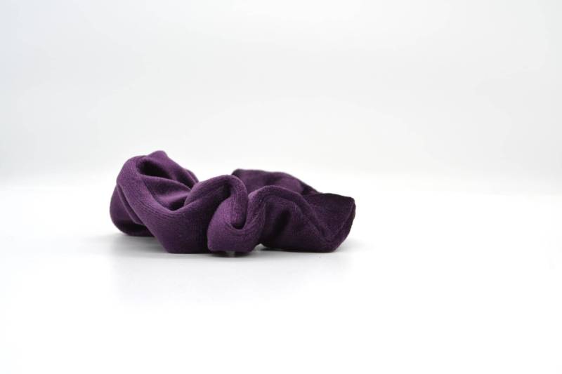 Scrunchie Aus Samt - Lila | Großer Moderner Zopfgummi/Haargummi Geschmackvoll Lilanem Super Weich Und Schonend Für Deine Haare von MUTTIundMAEDI