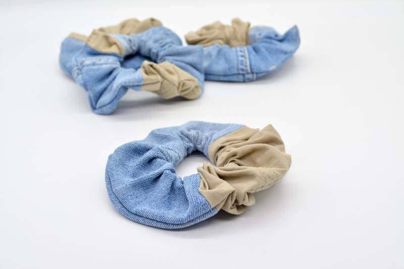 Scrunchie - Hybrid Trench Und Jeans | Großer Zopfgummi/Haargummi Im Angesagten Patchwork Design, Super Modern Schonend Für Deine Haare von MUTTIundMAEDI