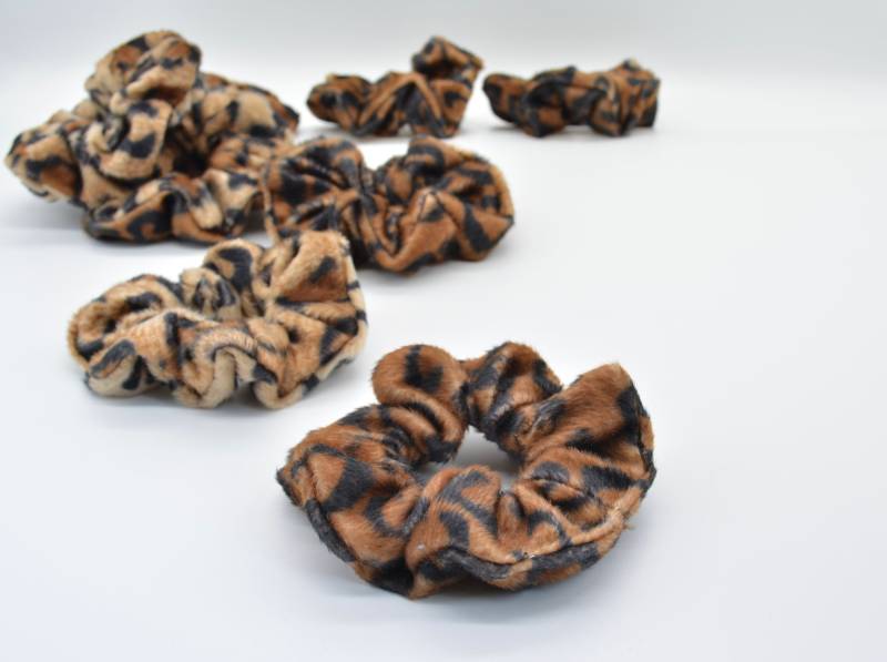 Scrunchie Leo Print - Kate | Großer Moderner Zopfgummi/Haargummi Aus Leoparden Kunstfell Super Weich Und Schonend Für Deine Haare von MUTTIundMAEDI