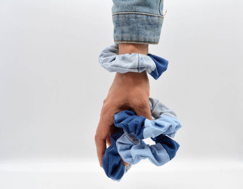 Scrunchie - Two Tone Denim | Großer Zopfgummi/Haargummi Im Angesagten Jeans Patchwork Design, Super Modern Und Schonend Für Deine Haare von MUTTIundMAEDI