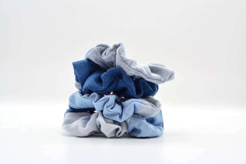 Scrunchie - Two Tone Denim | Großer Zopfgummi/Haargummi Im Angesagten Jeans Patchwork Design, Super Modern Und Schonend Für Deine Haare von MUTTIundMAEDI