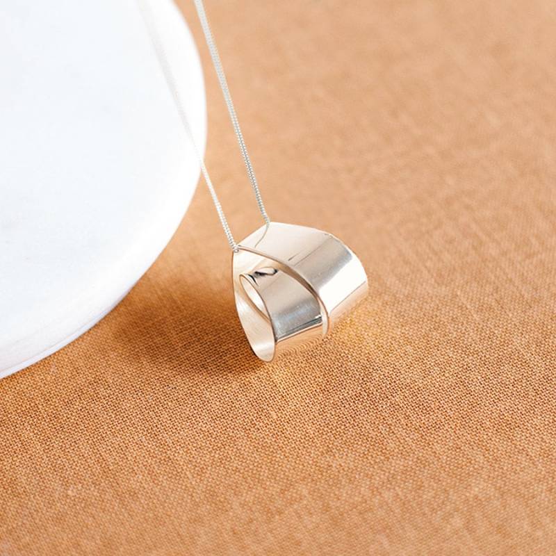 | Halsband Schleife Silber. Halskette. Anhänger. Design Schmuck. Party-Look. Mode. Besonderes Geschenk. Elegant. Handgemacht | Halsband Schleife Silber. Halskette. Anhänger. Design Schmuck. Party-Look. Mode. Besonderes Geschenk. Elegant. Handgemacht von MUUSBCN