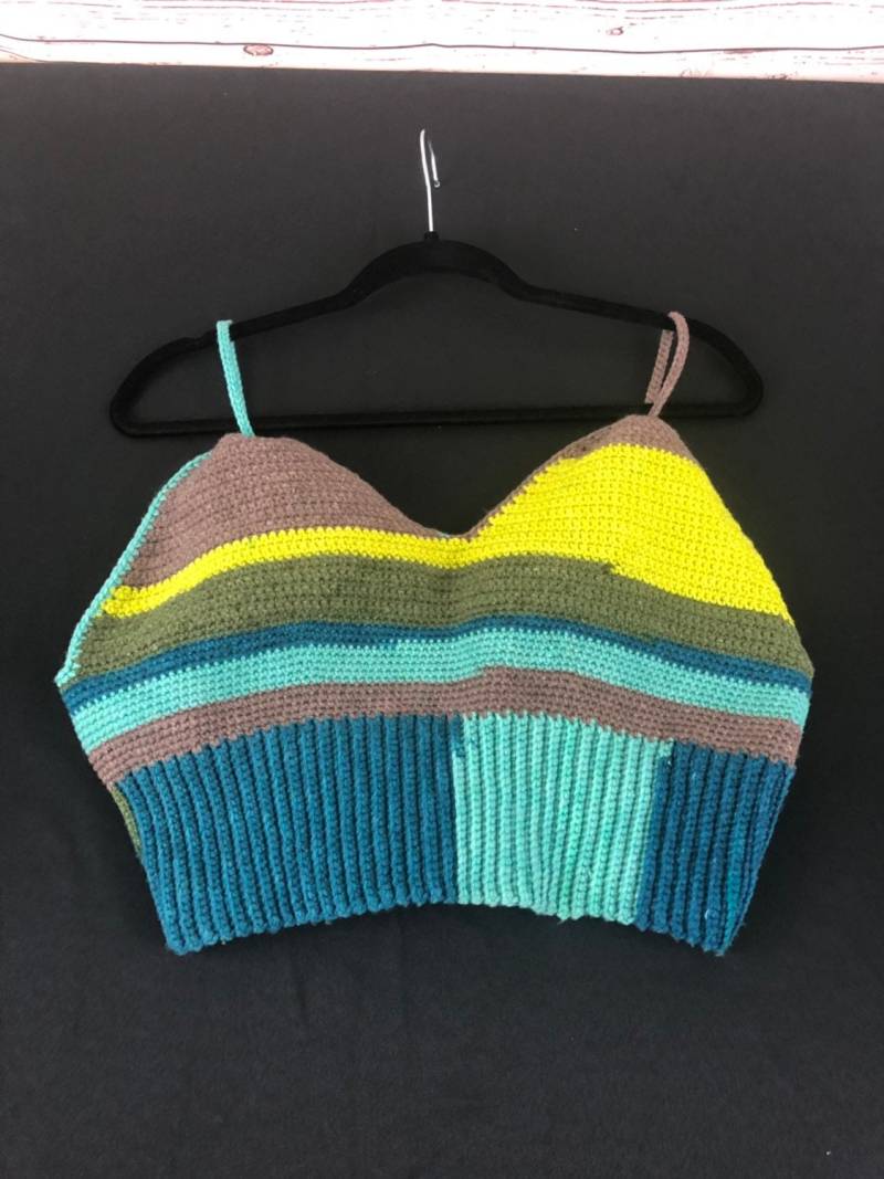 Gehäkeltes Crop Top Mit Passendem Haarbandana von MYANNABANANAS