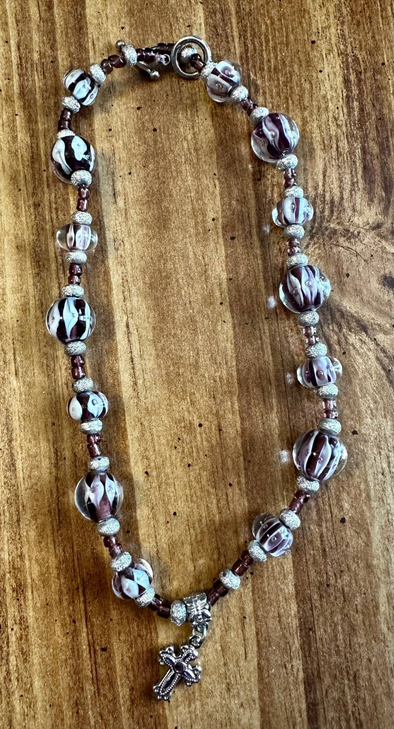 Lila Glasperlen Kette Mit Kreuz Anhänger von MYANNABANANAS