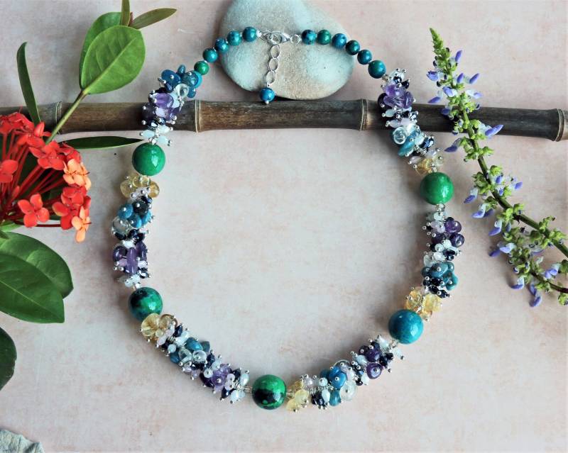 Azurit Mixed Stone Statement Halskette. Grün-Ton-Halskette. Hand Perlen Edelstein Multi-Edelstein-Halskette von MYGEMSROCK