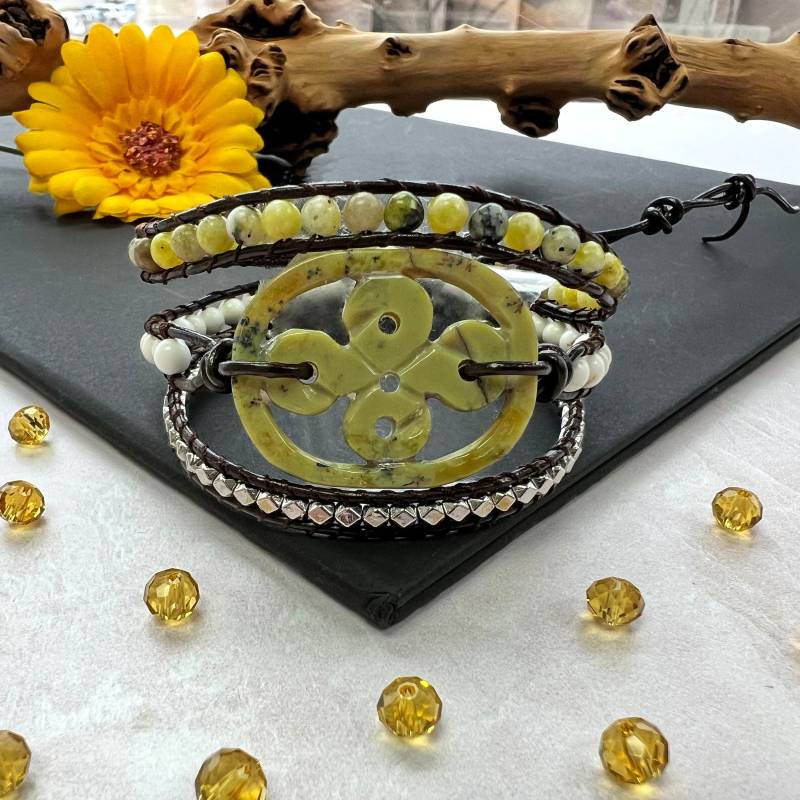 Ein 3-Wickel-Armband Mit Handgeschnitztem Lucky Knot Jade-Anhänger. Infinity Anhänger Armband. Boho 3-Fach Gewickeltes Bettelarmband von MYGEMSROCK