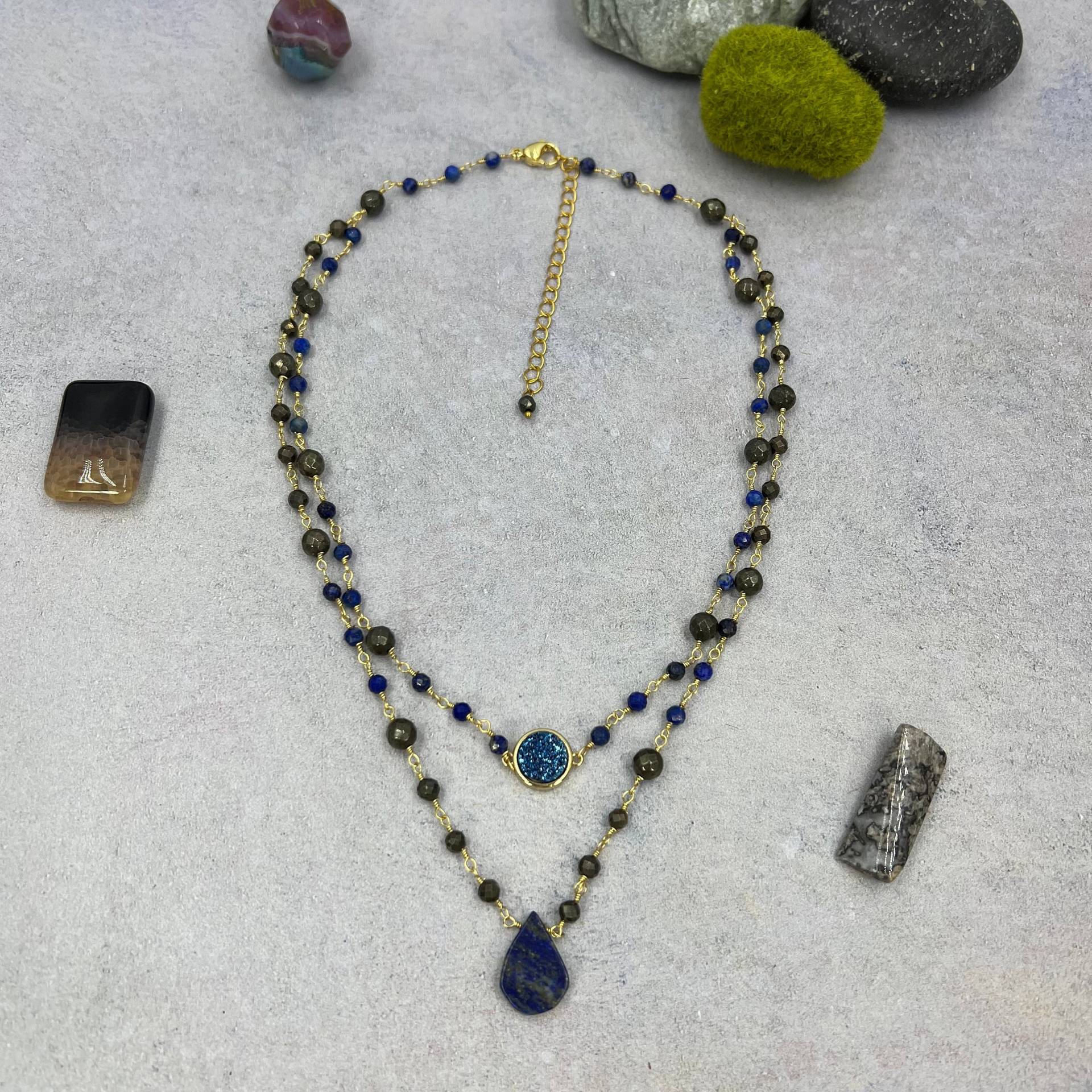 Hand Perlen Und Draht Gewickelt Pyrit Lapis Lazuli Doppelstrang Halskette. Blau Druzy Anhänger Mehrstrangige von MYGEMSROCK