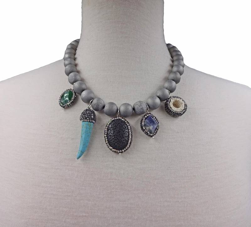 Multi-Charme Edelstein-Halskette. Kurze Edelstein Halskette. Grobstrick Perlen Boho von MYGEMSROCK