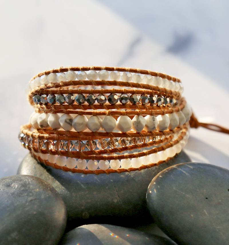 Multi-Stone Wickelarmband Aus Perlen . Multi-Layer Lederarmband Zum Wickeln. Boho Chic Wickelarmband. Howlite Stone 5-Fach von MYGEMSROCK