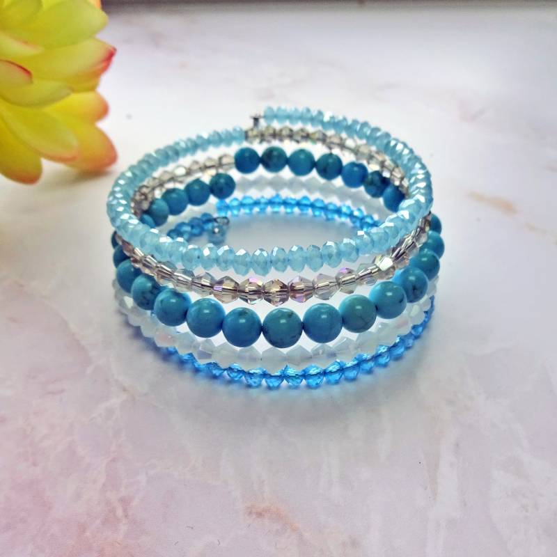 Türkis & Kristall Memory Wire Armband. Blaues Boho 5-Fach Wickelarmband. Gestuftes Stein-Stack von MYGEMSROCK