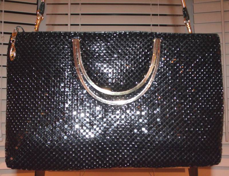 Metall Mesh Schwarze Kupplung/Geldbörse Mit Herunterklappen Goldtone Griffe My Marlo von MYGIRLANDMEVINTAGE