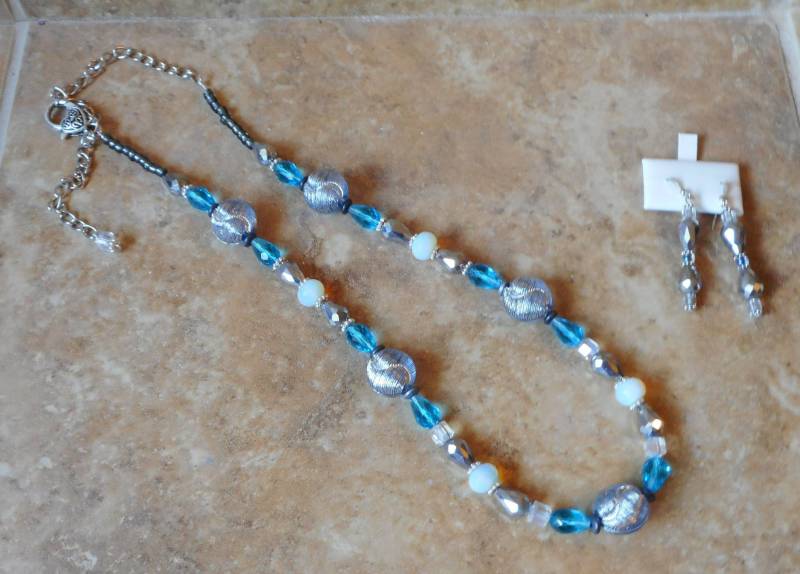 Handgemachte Blaue Perlenkette Mit Silbernen Ohrringen von MZCreationsDesigns