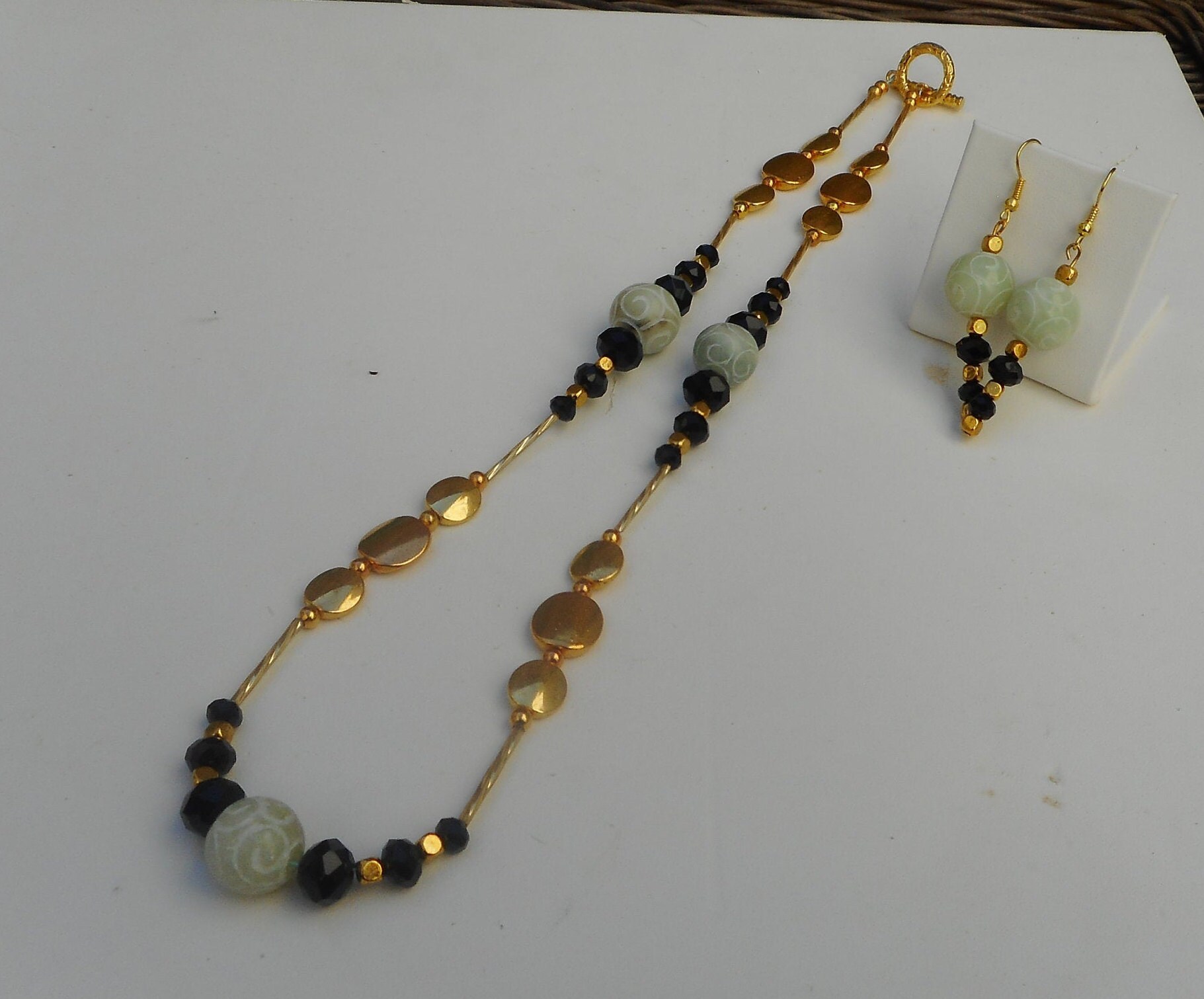 Handgemachte Jade & Schwarze Spinell Halskette Gold Ton Abend Schmuck von MZCreationsDesigns