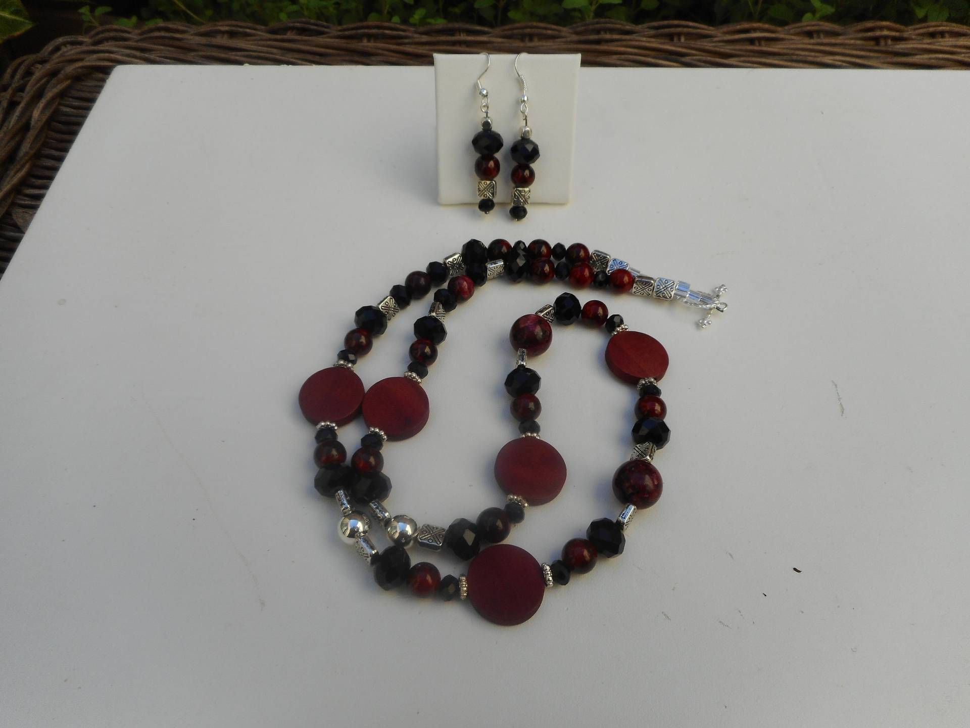 Handgemachte Kastanienbraune Jade Perlenkette Schwarzer Spinell & Glas Perlenschmuck von MZCreationsDesigns