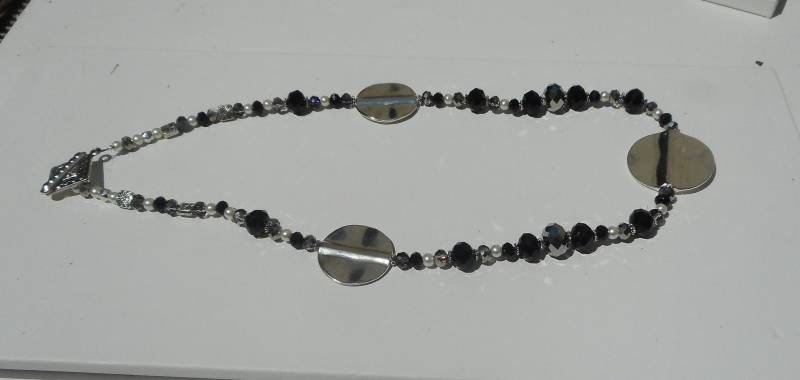 Handgemachte Schwarze Spinell Edelstein Halskette Silberfarbene Münze, 51cm von MZCreationsDesigns