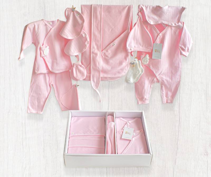 Baby Erstausstattungs Set 15-Teilig Geschenk Zur Geburt Babyshower in Drei Verschiedenen Farben Strampler Hosen Top Mütze Babydecke Lätzchen von MaBabyCH