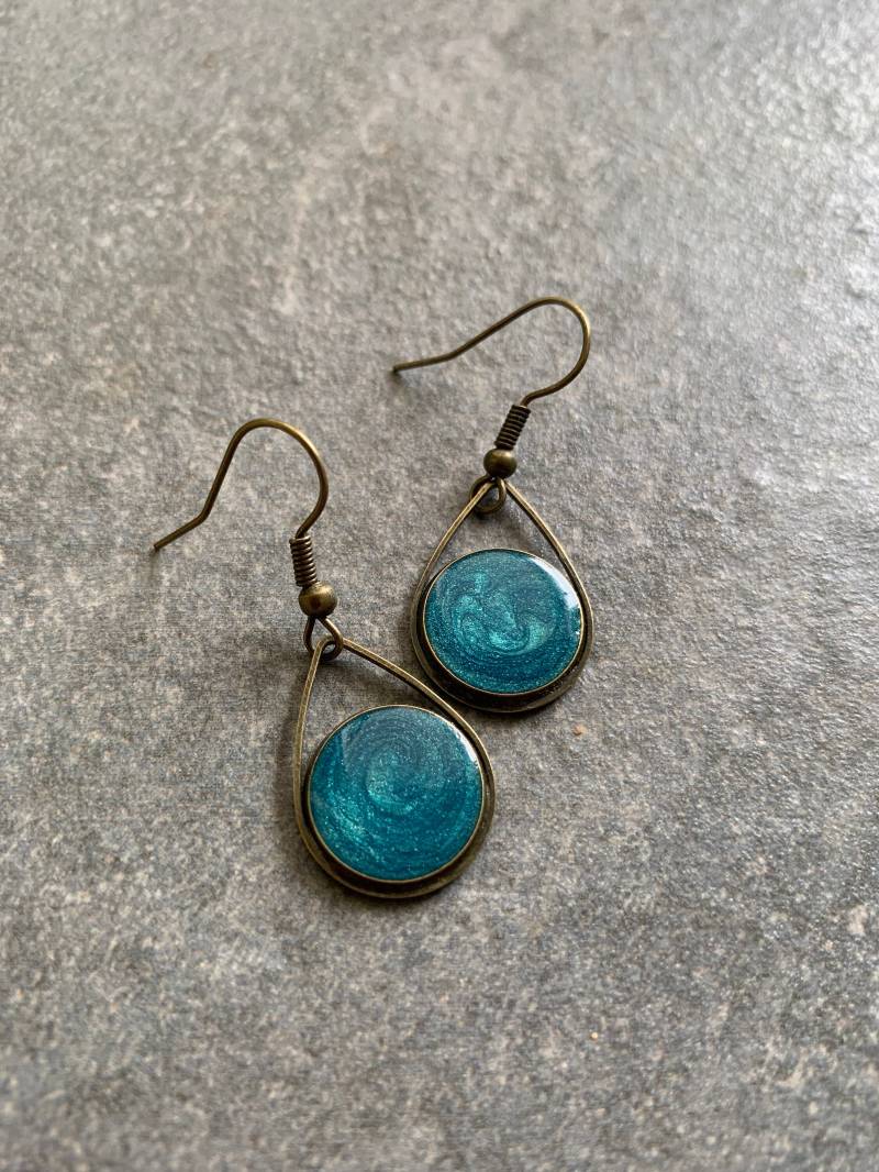 Blaue Harzohrringe, Bronzene Resinohrringe, Epoxyharz von DieHangLage