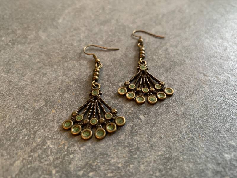 Bronzefarbene Fächerohrringe Mit Grünem Resin von DieHangLage