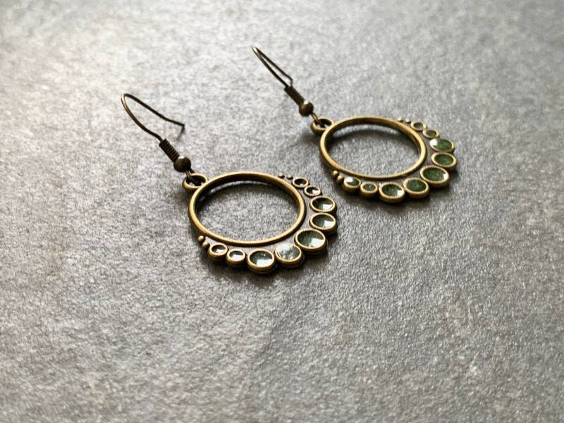 Bronzefarbenen Hängeohrringe Mit Grünem Resin von DieHangLage