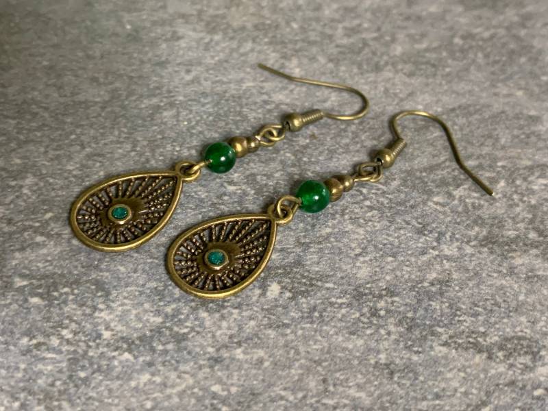 Bronzene Tropfenohrringe Mit Grünem Chalcedon Bronzene Tropfenohrringe Mit Grünem Chalcedon von DieHangLage