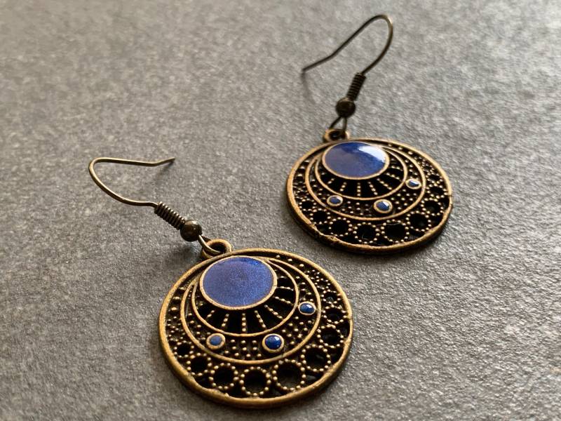 Detailreiche Hängeohrringe Mit Blauem Resin von DieHangLage