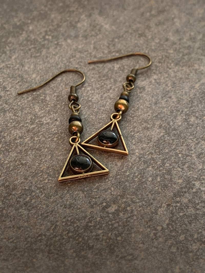 Dreieck Hängeohrringe Mit Schwarzem Resin Und Glasperlen von DieHangLage