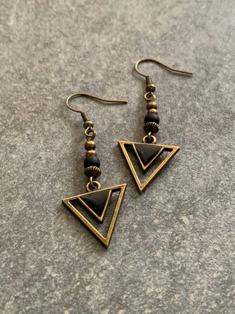 Dreieck Ohrringe Mit Schwarzem Resin Gefüllt von DieHangLage