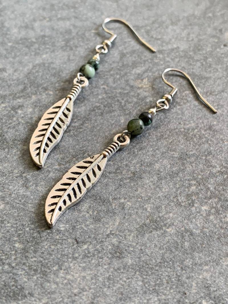 Feder Ohrringe Mit Grünem Türkis - Naturstein von DieHangLage