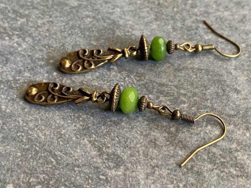 Hängeohrringe Mit Blumenmotiv Und Grünem Peridot Hängeohrringe Mit Blumenmotiv Und Grünem Peridot von DieHangLage