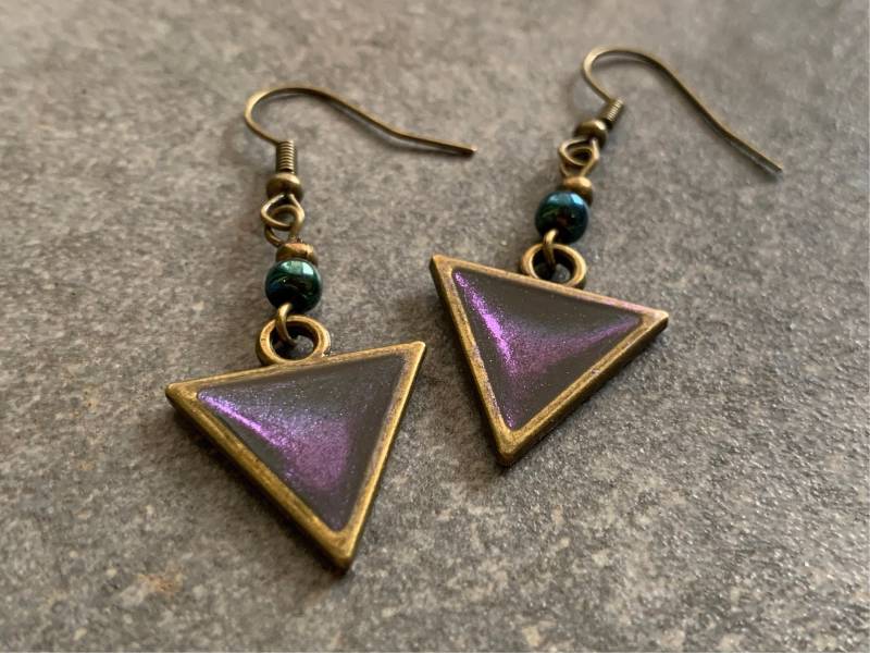 Hängeohrringe Mit Dreieckanhänger Aus Resin Chamäleoneffekt von DieHangLage