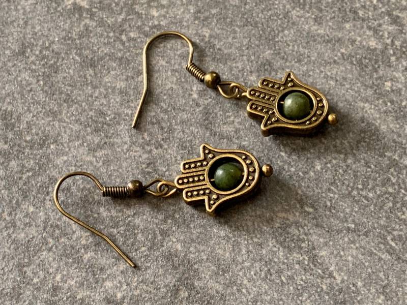 Hamsa Mit Grünen Jadeperlen , Hand Der Fatima, Ohrringe Hängend von DieHangLage