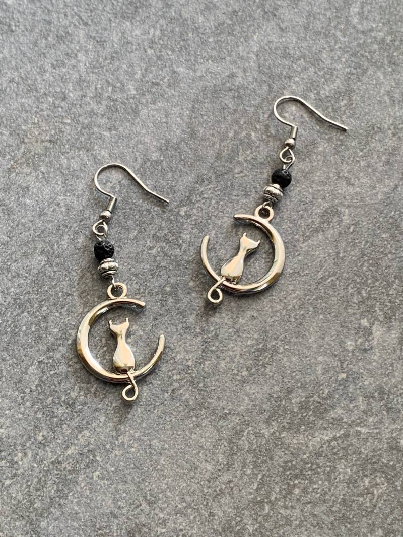 Katze Im Mond Ohrringe, Schwarzer Lavastein Ohrringe Hängend von DieHangLage