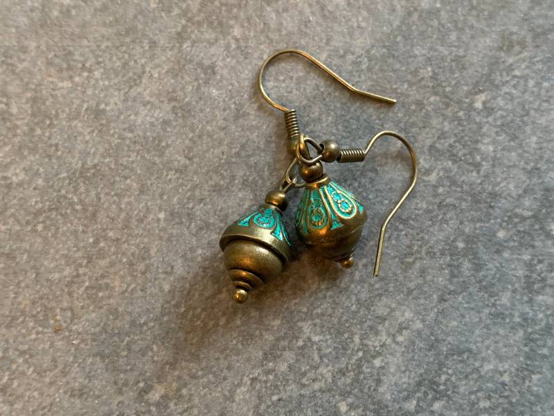 Kleine Hängeohrringe Im Bohostil Mit Blauer Patina von DieHangLage