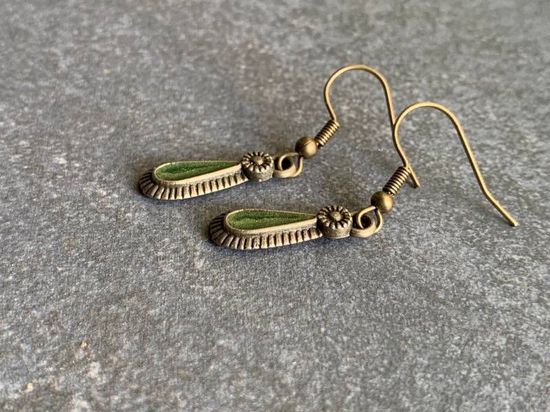 Kleine Hängeohrringe Im Bohostyle Mit Grünem Resin von DieHangLage