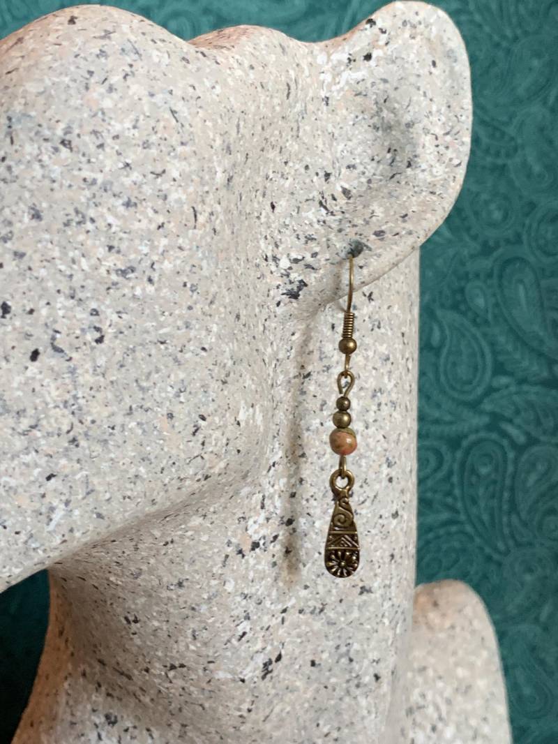 Kleine Hängeohrringe Mit Grün - Roten Unakitperlen Und Bronzefarbenen Anhängern von MaDaMiShop