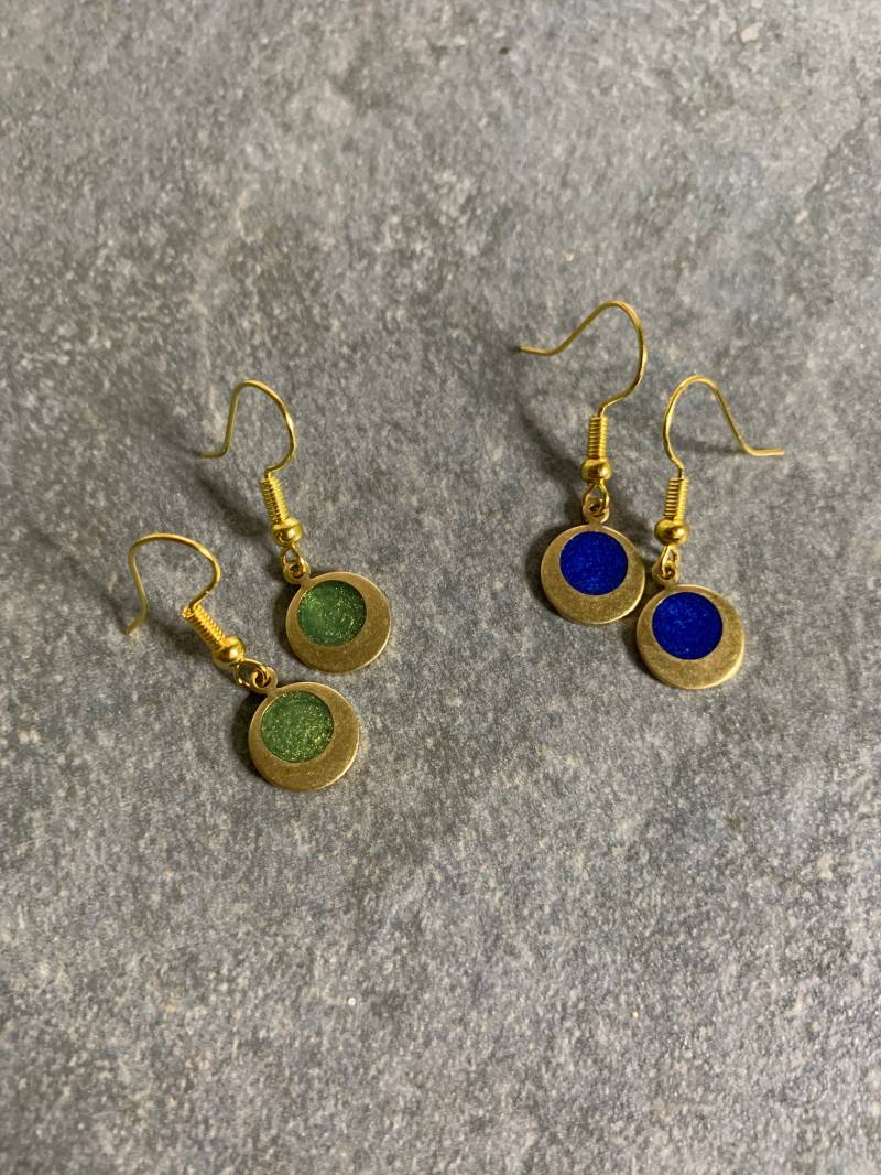 Kleine Messingohrringe, Gefüllt Mit Grünem Oder Blauem Harz von DieHangLage