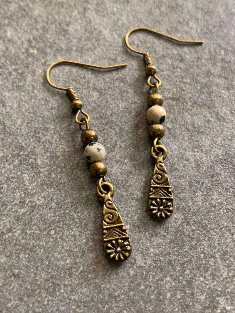 Kleine Verschnörkelte Hängeohrringe Mit Dalmatiner Jaspis von DieHangLage