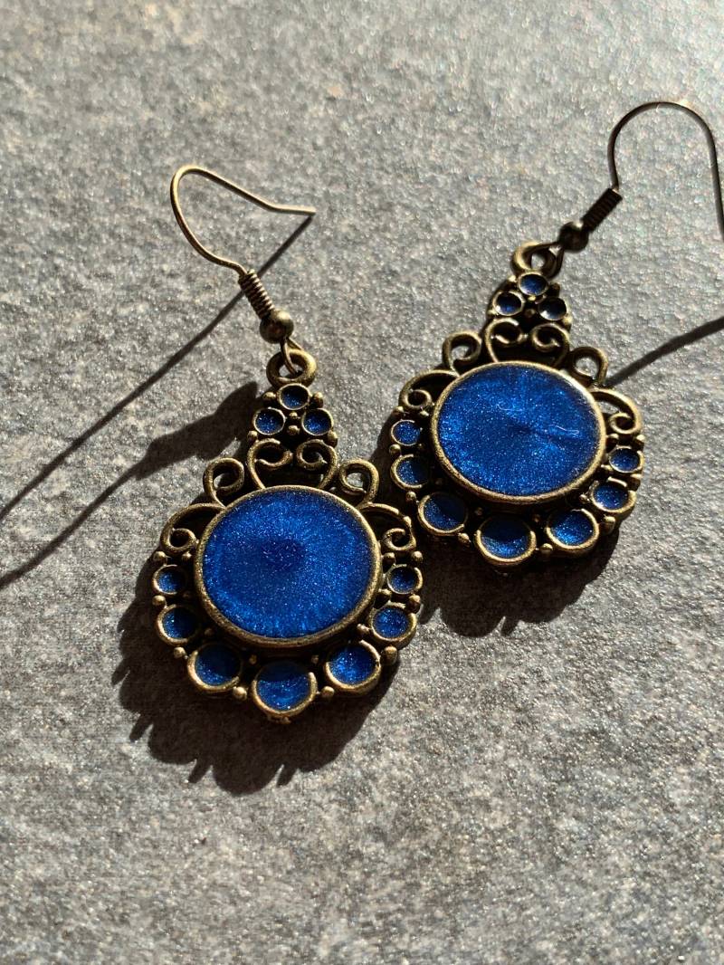 Leuchtend Blaue Hängeohrringe Mit Harz von DieHangLage