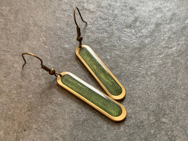 Messing Ohrringe Gefüllt Mit Resin, Grün Metallic von DieHangLage