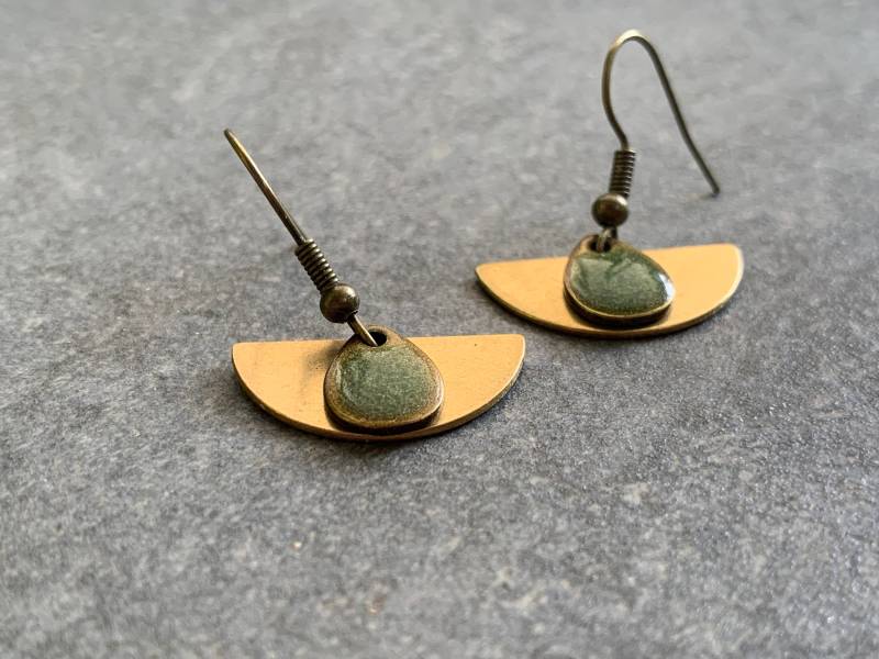 Messing Ohrringe Mit Grünem Harz von DieHangLage